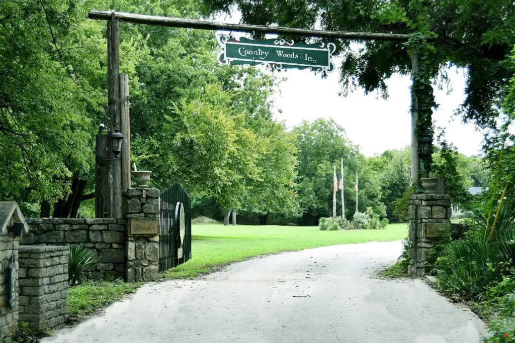 Country Woods Inn